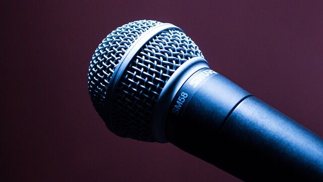 microphone-1716069_640