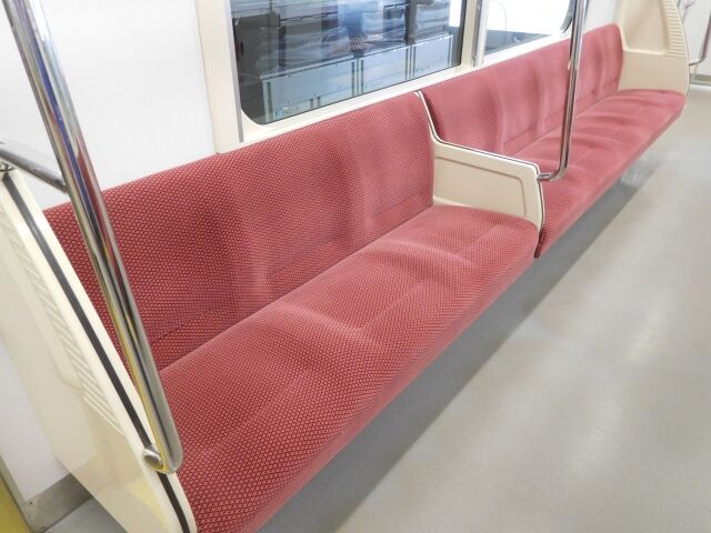 【事案】 列車内で小太りの男が女子高生の隣の席に座る