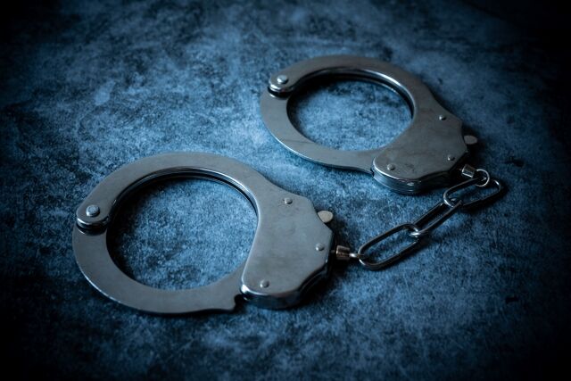 【悲報】22歳の教育委員会職員が14歳の少年に裸の写真を送り逮捕
