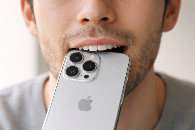 女子高校生4人をスマホを口に咥えた男がジロジロ見たり後をつけたりする事案発生