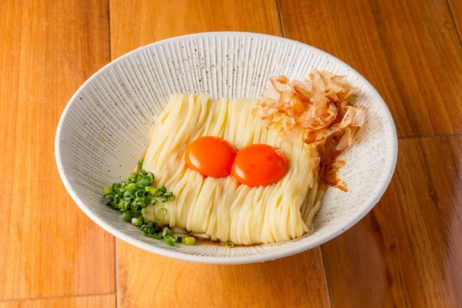 客「このたまごかけ麺、味うっすいなぁ……醤油かけるか」 店員「あの～……」