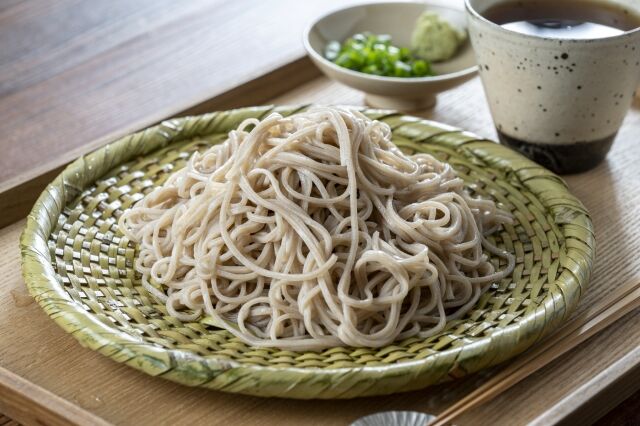 そば屋店員「ざるそばですー」俺「ほぐし水」店員「はい？」俺「ほぐし水！！！！（怒号）」