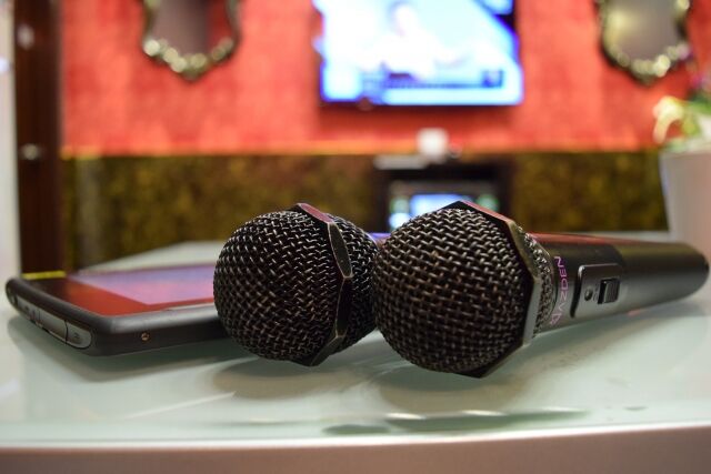 EXIT兼近さん「若者の流行曲を上手く歌おうとするおじさんキモい」