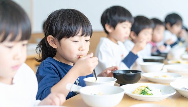 不登校児の親「給食費無償化するなら不登校児に食べていない分の給食費を支給すべき」