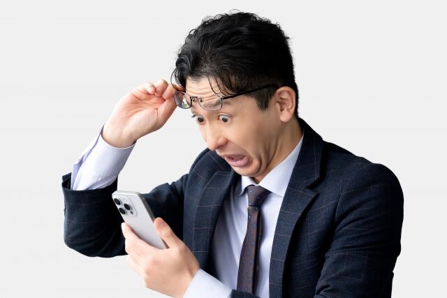 【悲報】スマホメーカー「メモリが高いので来年から半分に減らします♥」