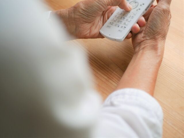 【悲報】ガラケー爺さん、病院で「アプリで予約してくだい」と言われブチギレ