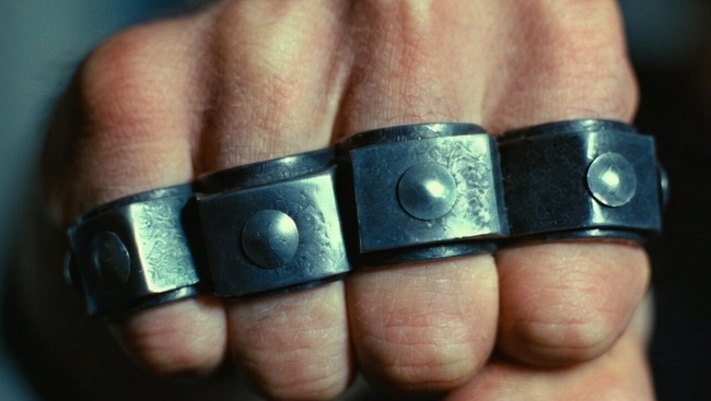 警察官にメリケンサックで殴りかかった52歳の男を逮捕