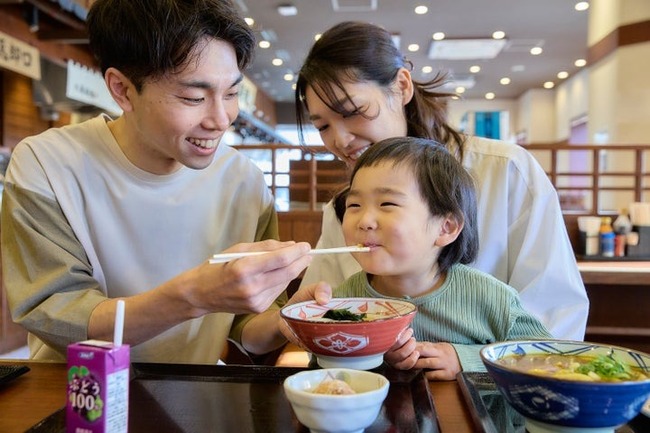 丸亀製麺の運営会社、中学3年生以下の子供がいる従業員に店舗での食事代を支給