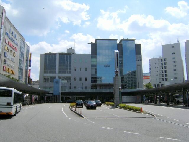 しみけん「伊丹駅まで歩いて行きたい」 空港係員「遠いよ？」 しみ「45分もかかった！あいつはクソ！」