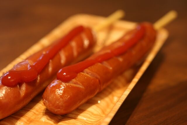 【悲報】屋台のフランクフルトが800円に　値上げの波が祭りにも
