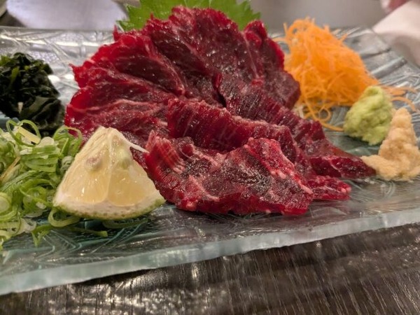 クジラの刺身初めて食ったけど死ぬほど美味かったぞ