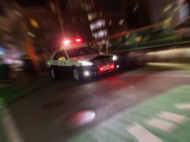 信号無視でパトカーに追跡されていたバイクがトラックに衝突　無免許の17歳男子高校生が死亡