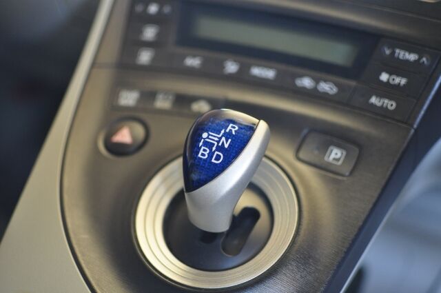 ギアをパーキングに入れ忘れて駐車した女性、車外からギア操作をするも誤り車の下敷きになり死亡