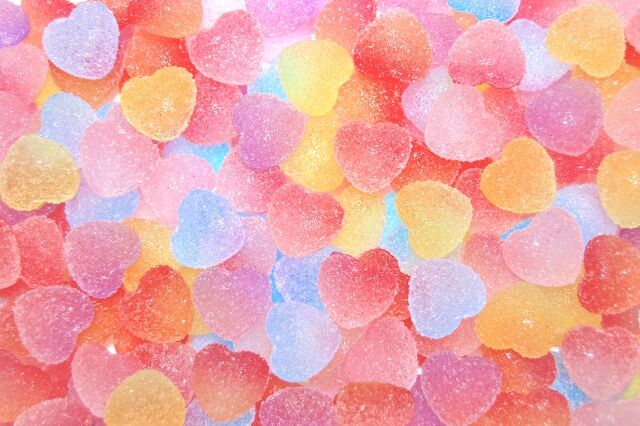 【悲報】我が社の女性社員、タバコ休憩に対抗してグミ休憩を始める