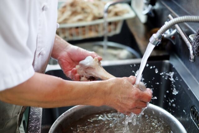 ラーメン屋の店員が仕込み中にクマに襲われ「やられて、投げ返した」 → クマが逃げたので仕込み作業を続ける