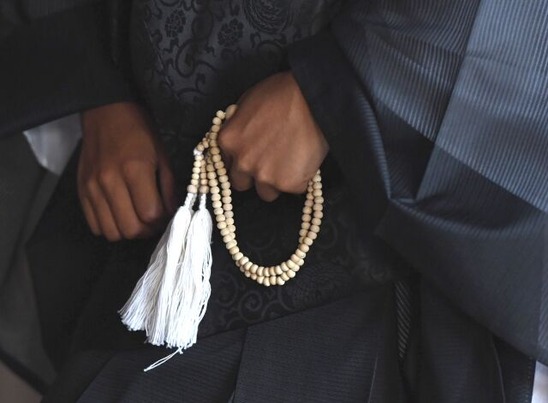 知人に拳銃と実弾を売った疑いで元ヤクザの僧侶を逮捕