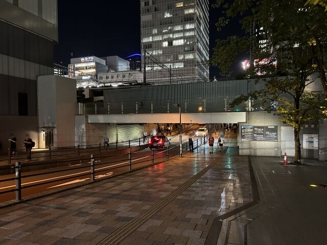 【画像】ミキサー車さん、無謀な賭けに出る