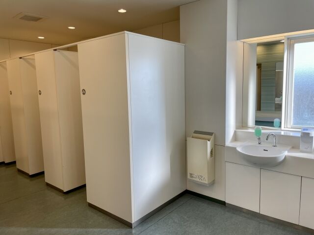 日本政府「便器数を『女＞男』にすべき。平均使用時間が女性は男性の3倍。同数だと女性トイレは混む」