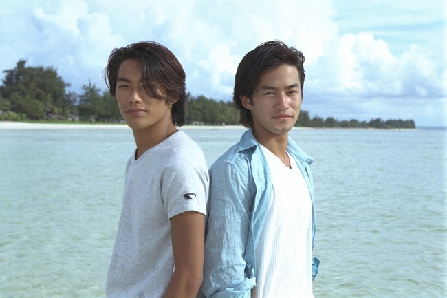 月9ドラマ『ビーチボーイズ』の反町・竹野内、とんでもなくイケメンで草 月9ドラマ『ビーチボーイズ』の反町・竹野内、とんでもなくイケメンで草
