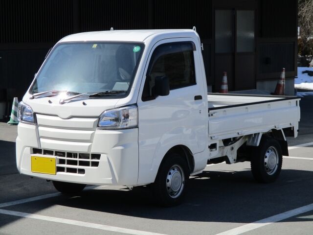 軽トラックのエンジンをかけようとしたら突然前進… ドアと車体に身体を挟まれた男性が死亡