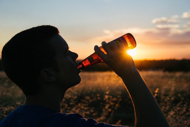 なぜ瓶からそのまま飲むコーラとビールはうまいのか