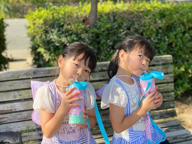 子供が転倒した際に肩掛けの水筒でお腹を強打、内臓摘出に… こども家庭庁などが注意喚起