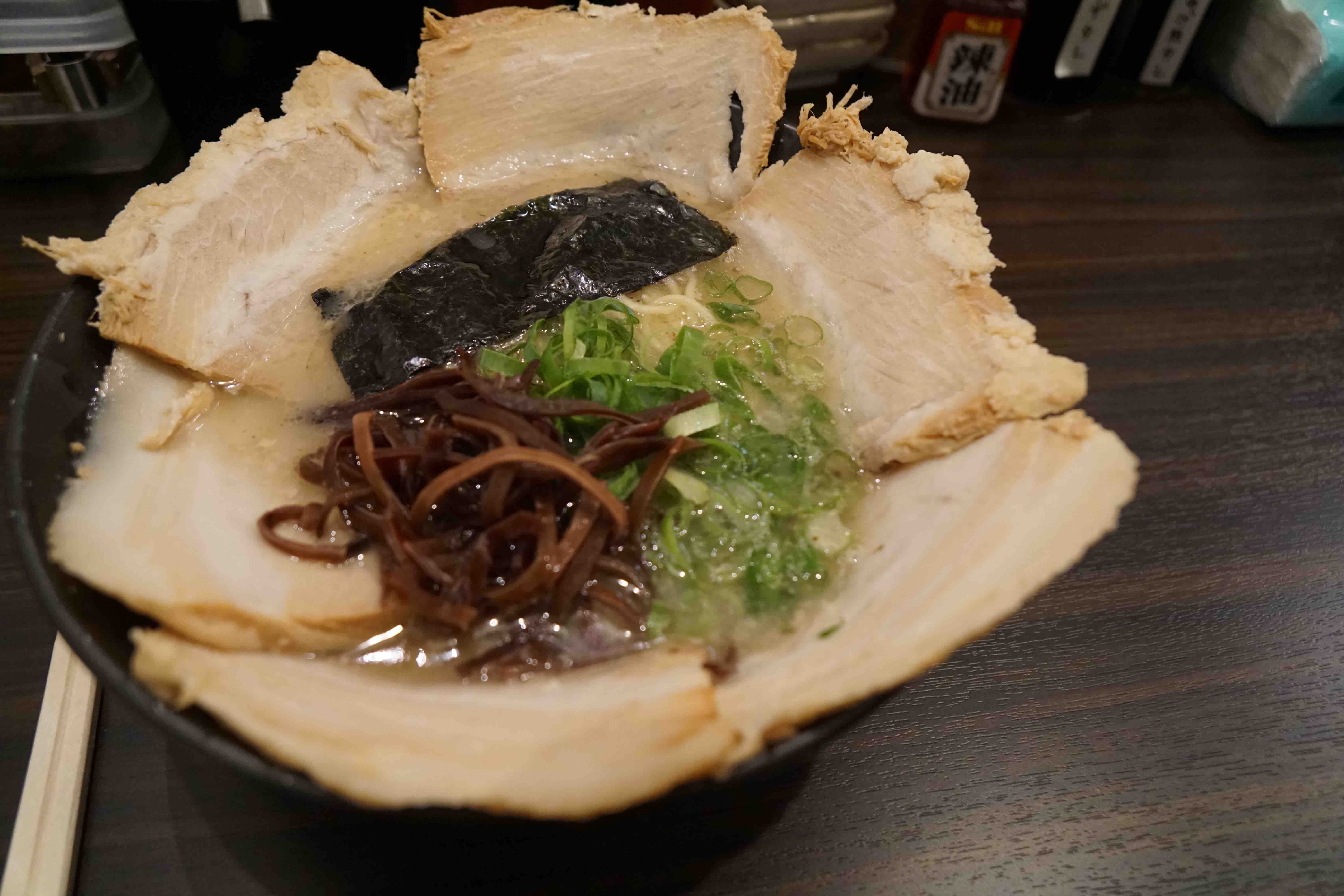 高知県】GW最終日にオープン！ついついスープも飲んでしまった、豚骨ラーメンの店『びーちゃんラーメン』 : ごまとめぐるぐる