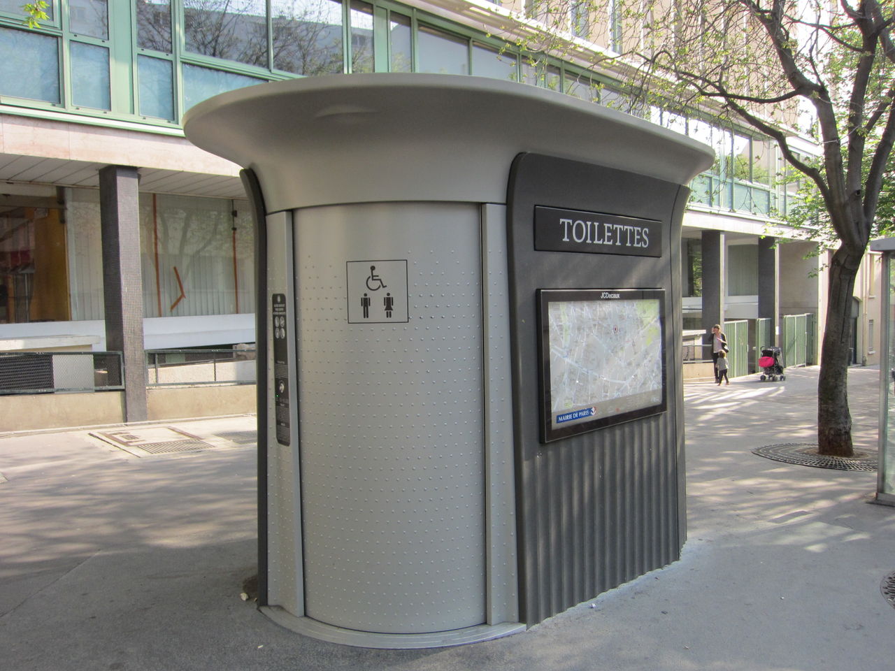 世界のどこかで... パリの無料トイレ