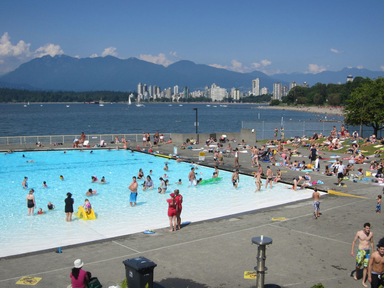 黄昏のキツラノ ビーチ 世界のどこかで