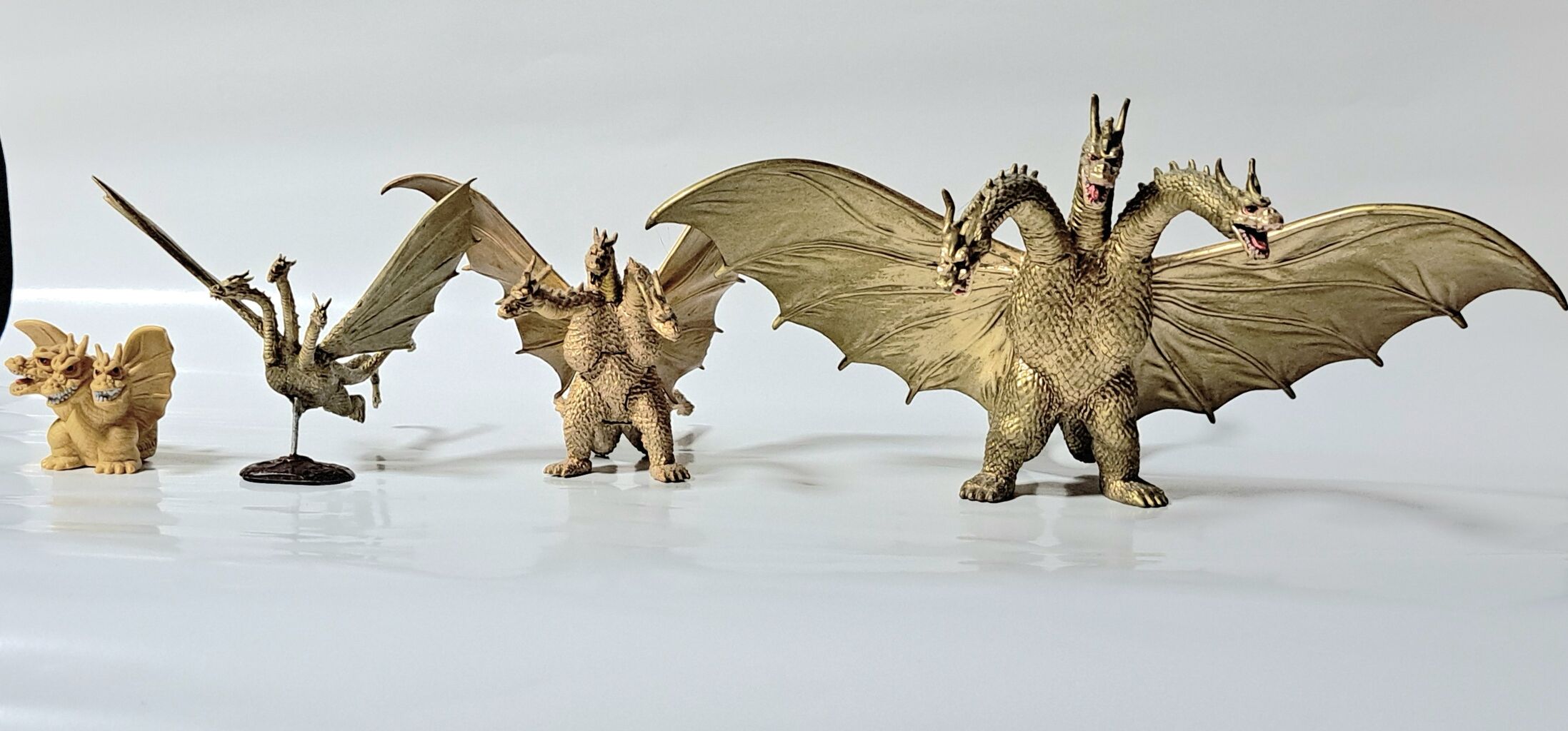 デアゴスティーニ分売キングギドラ完成した。が、やっぱサイズ変だね