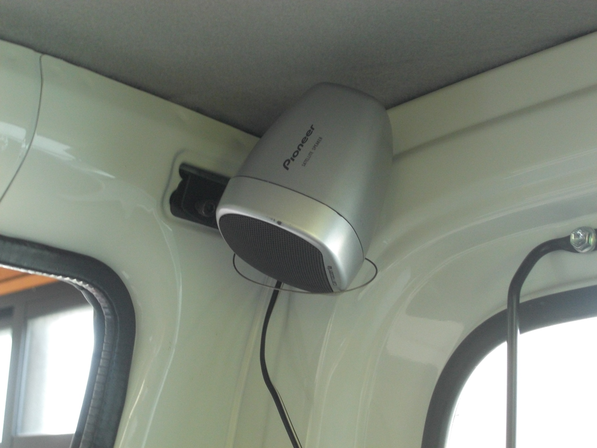 スピーカつけました ゴンタさんのお気楽な一日