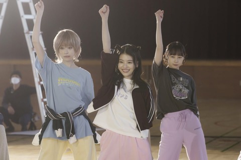「出口夏希＆高橋ひかる、メイキングカットから伝わる友情の温かさ！」