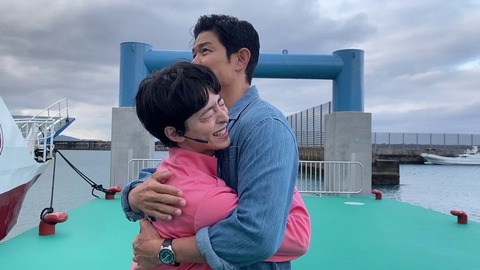 鈴木亮平さんと高杉真宙さんの熱いハグ！TOKYOMERオフショットに感動