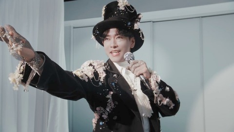 佐藤健さん×MISAMO、可愛すぎるプレゼント交換とお茶目な舞台裏にファン悶絶