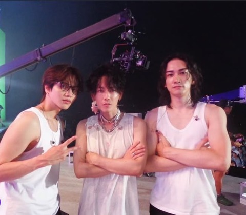 魅惑の白タンクトップ！佐藤健さん・志尊淳さん・町田啓太さんの3ショットが話題