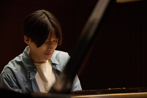 涙を流す八木勇征が届ける感動のピアノ演奏｜映画『僕らは人生で一回だけ魔法が使える』予告第2弾