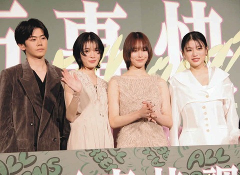 南沙良さんと出口夏希さん、映画「万事快調」の舞台挨拶で見せた驚きの瞬間