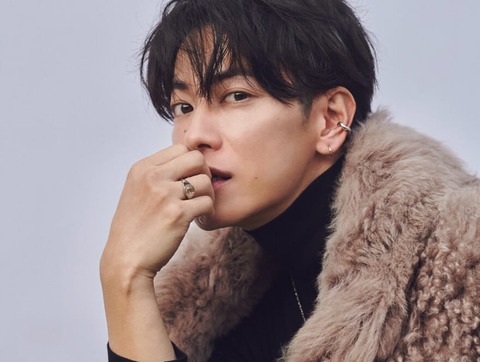 アジアツアーでの佐藤健さん、ネクタイ姿に歓喜の声続出！