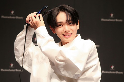 宮世琉弥、会見で自らヘアセット！かわいいゆるふわヘアに注目