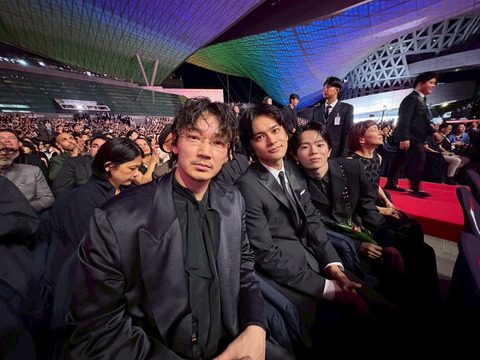 レッドカーペットを彩るスターたち：『愚か者の身分』と釜山映画祭