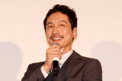映画『盤上の向日葵』公開初日舞台あいさつでの坂口健太郎さんの変身にファン歓喜！