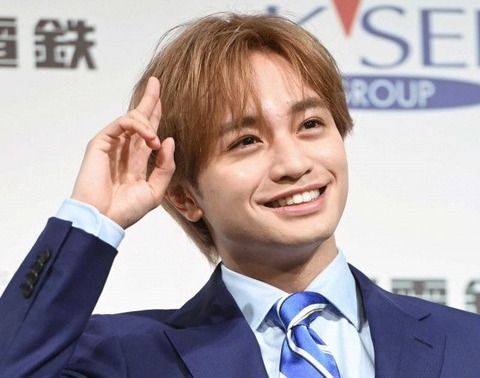 中島健人、京成スカイライナー5000万人記念式典に鮮やかなスーツ姿で登場