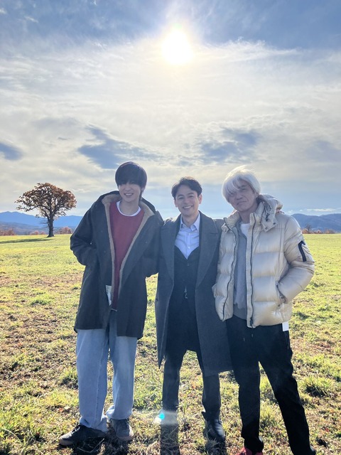 妻夫木聡さん、佐藤浩市さん、目黒蓮さんの手つなぎジャンプ写真に大反響！