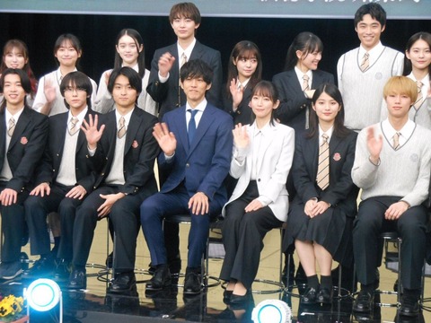 心を打つ瞬間！松坂桃李と吉岡里帆、27人の生徒との感動の始業式