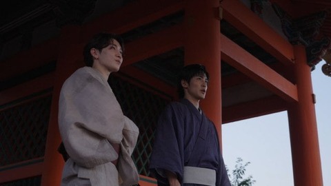 目黒蓮さんと渡辺翔太さんの京都旅：和服で歩くふたりのエモいシルエット
