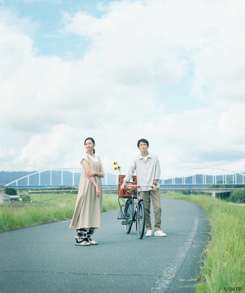 新たな写真に注目！杉野遥亮さんと中条あやみさんが魅せる『ストロベリームーン』の世界