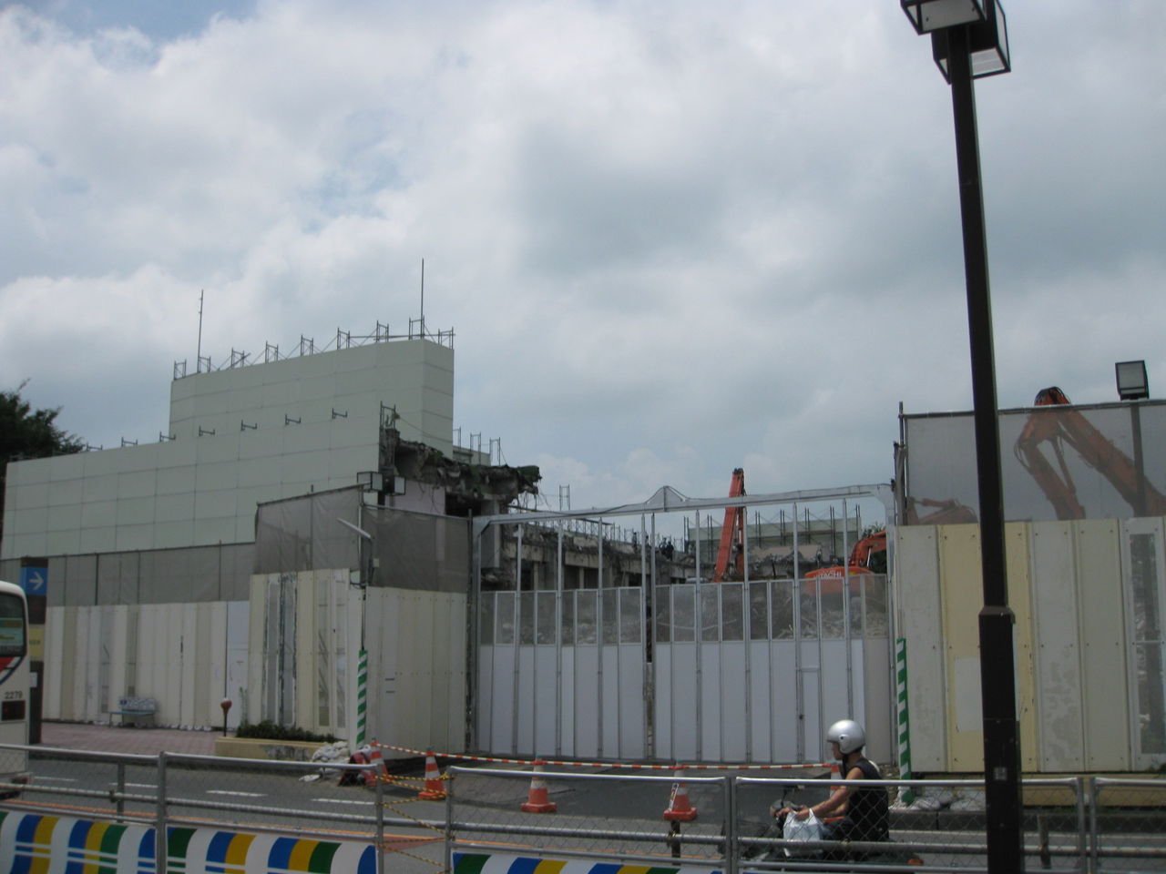 ある日の武里団地(2012.9.10タイトル変更 2010.5.15スタート) : 7街区の残骸…白い覆版が落とされるとき