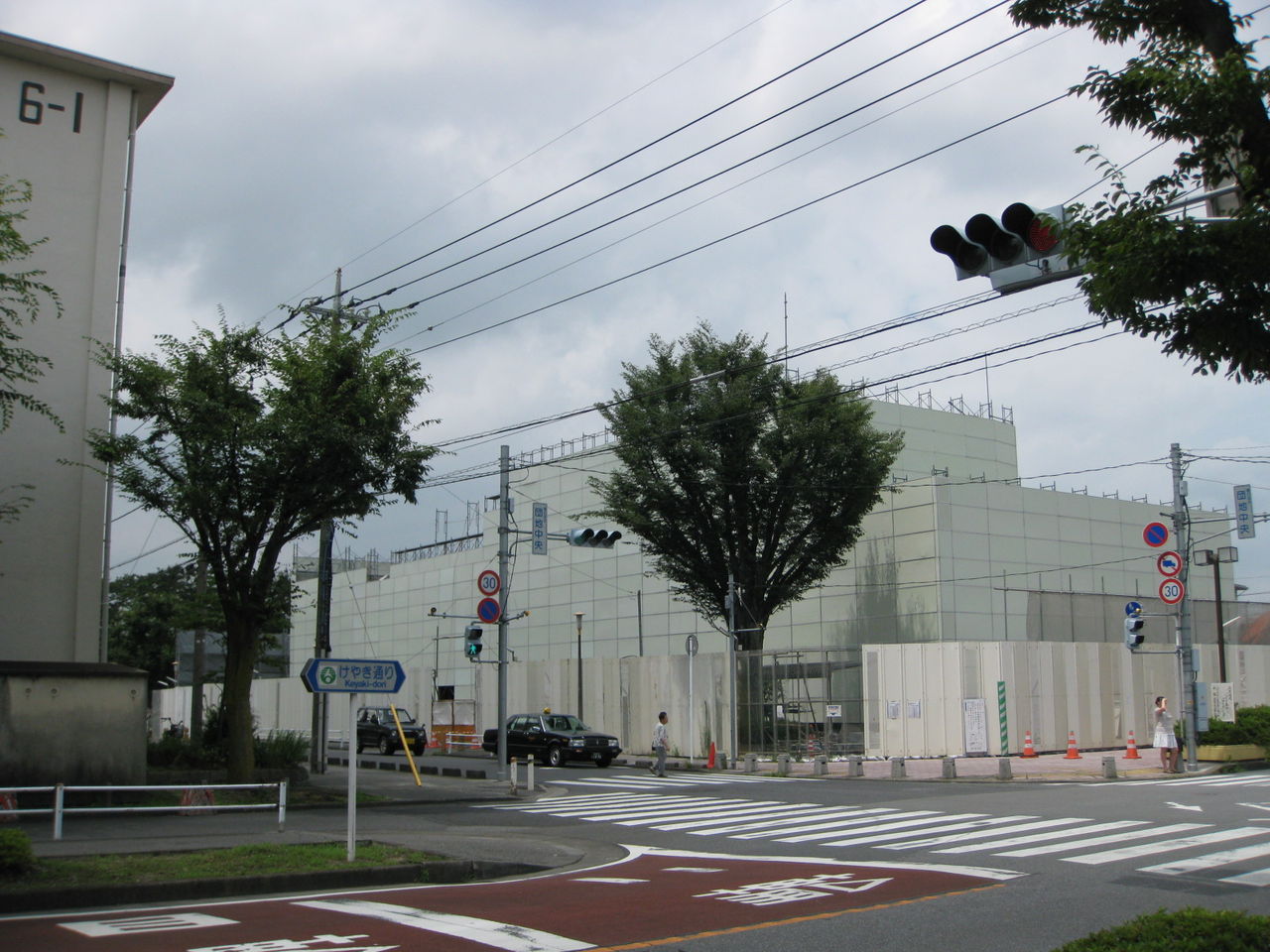 ある日の武里団地（2012．9．10タイトル変更 2010．5．15スタート） : 7街区の残骸…白い覆版が落とされるとき