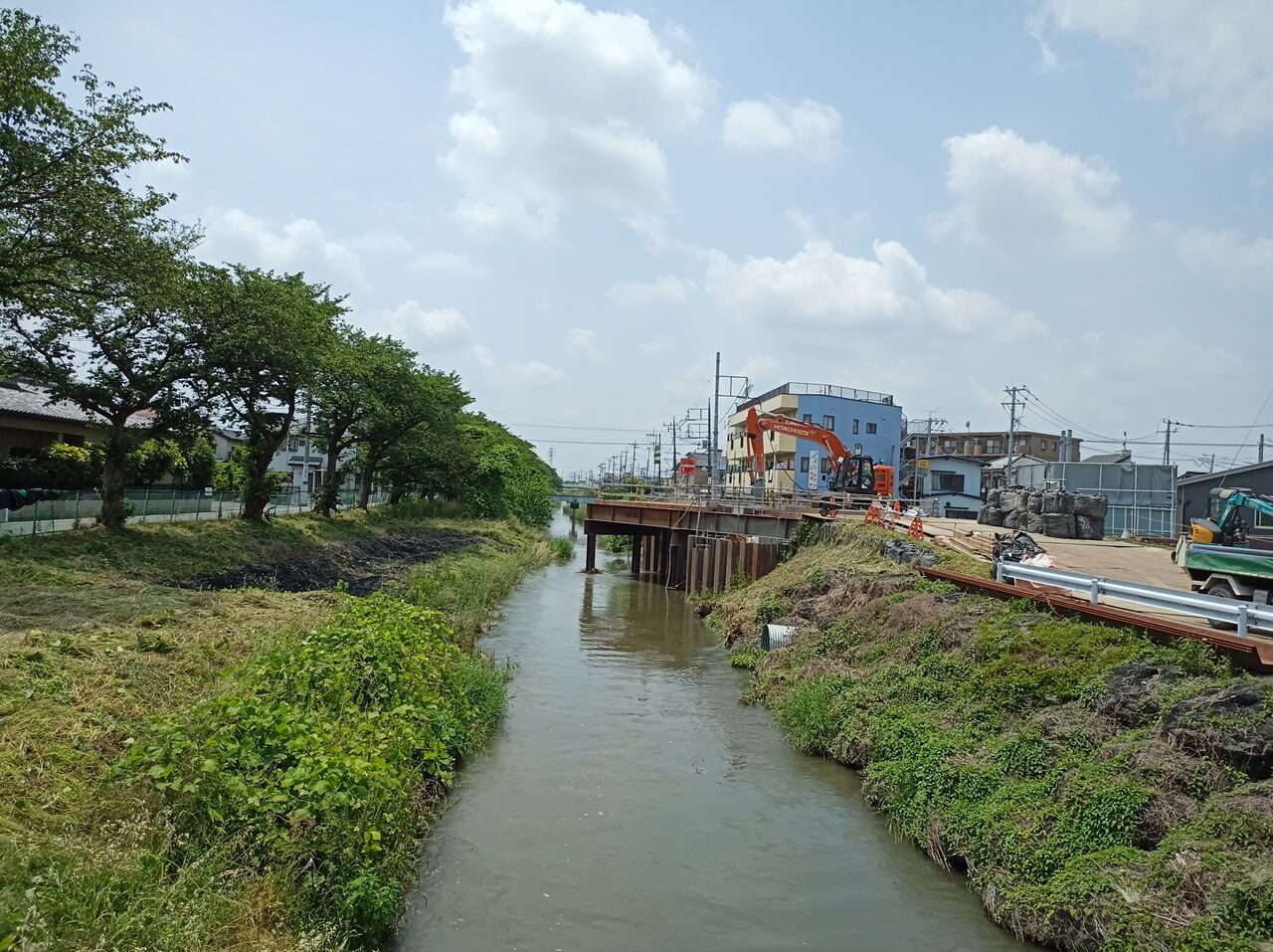 ある日の武里団地（2012．9．10タイトル変更 2010．5．15スタート） : 東武鉄道橋上流のバス路線橋の拡幅
