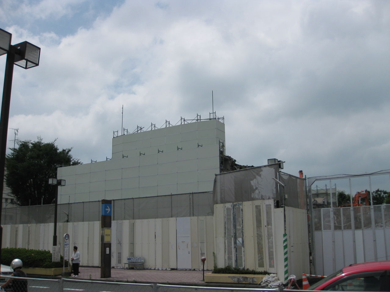 ある日の武里団地(2012.9.10タイトル変更 2010.5.15スタート) : 7街区の残骸…白い覆版が落とされるとき